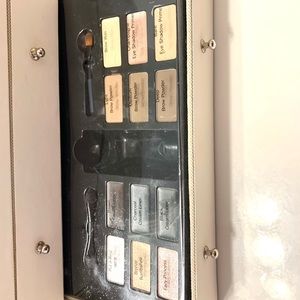 Makeup organizer with makeup